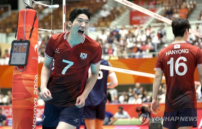 승리를 위하여(오카자키[일본]=연합뉴스) 김동민 기자 = 1일 일본 오카자키 중앙종합공원 종합체육관에서 열린 2026 아이치·나고야 아시안게임 남자 배구 8강 한국과 이란의 경기. 한국 허수봉이 득점한 뒤 환호하고 있다. 2026.10.1 image@yna.co.kr