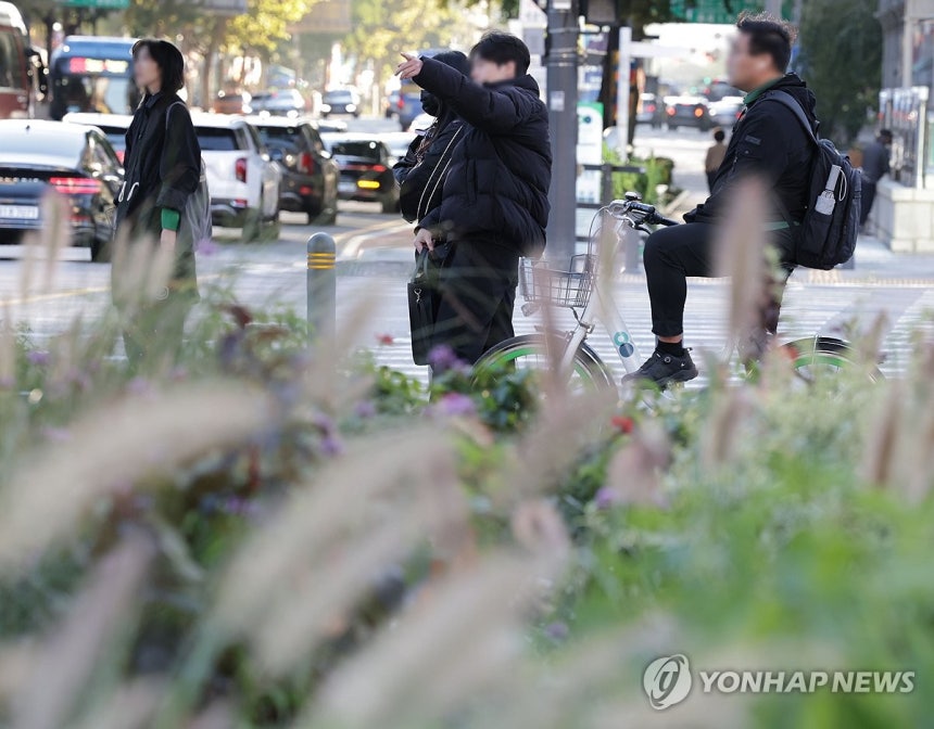 쌀쌀해진 날씨에 패딩 등장 (서울=연합뉴스) 류영석 기자 = 전국적으로 쌀쌀한 아침 날씨를 보이는 지난 6일 서울 종로구 광화문광장에서 패딩을 입은 시민이 보행 신호를 기다리고 있다.2026.10.6 ondol@y