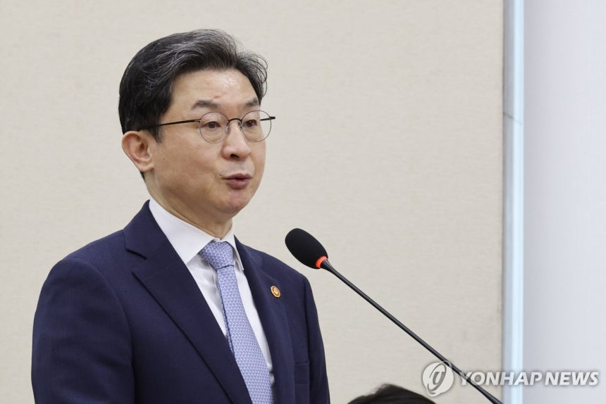 업무보고 하는 이억원 금융위원장
(서울=연합뉴스) 이동해 기자 = 이억원 금융위원장이 8일 국회 정무위원회에서 열린 금융위원회 등에 대한 국정감사에서 업무보고를 하고 있다. 2026.10.8 eastsea@yna.c