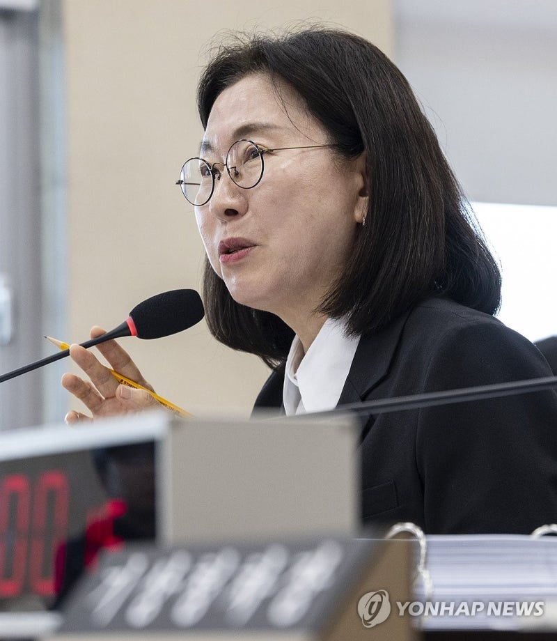 <b>이미선 기상청장</b>, 국감에서 질의에 답변