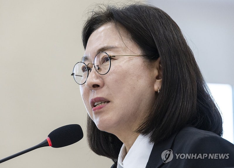 <b>이미선 기상청장</b>, 국감에서 질의에 답변