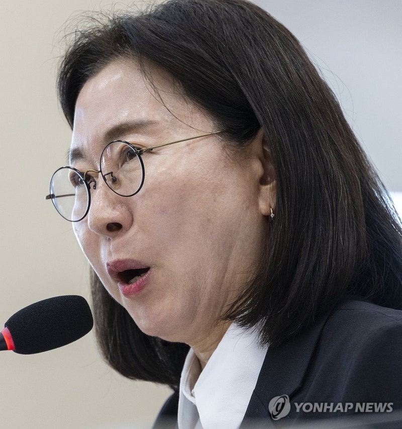 <b>이미선 기상청장</b>, 국감에서 질의에 답변