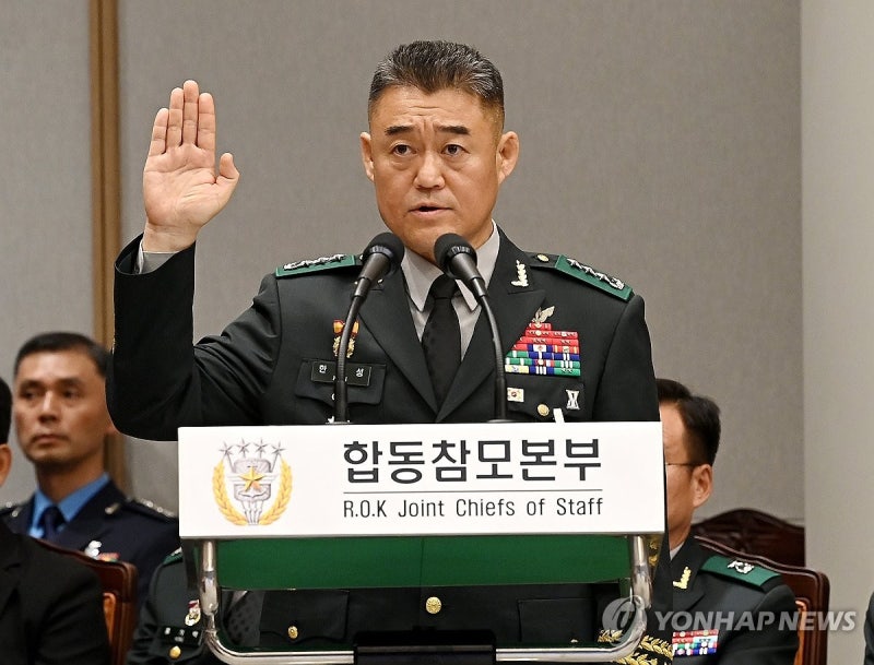 <b>증인 선서</b>하는 <b>한기성</b> 전 육군 제1군단장