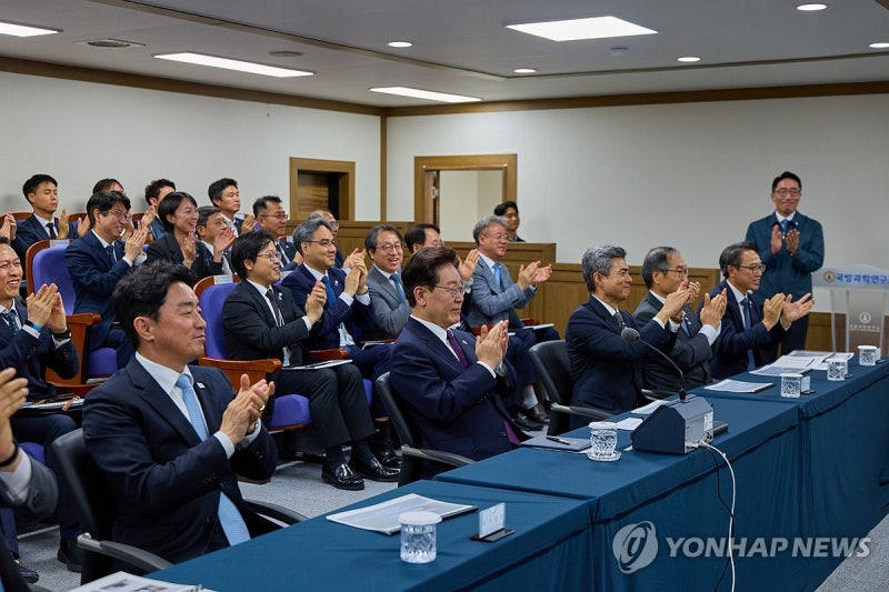 <b>극초음속</b> 활공비행체 최초 <b>시험발사</b> 성공…李대통령 참관