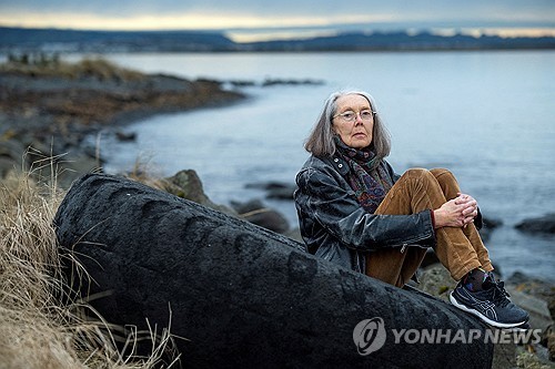 2023년 10월 아이슬란드 레이캬비크 해변의 자택 앞의 앤 카슨 [로이터 연합뉴스 자료사진.재판매 및 DB 금지] 