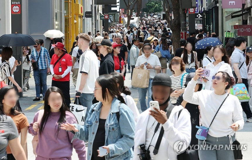 외국인 관광객
(서울=연합뉴스) 김주형 기자 = 지난 6월 9일 서울 중구 명동거리가 인파로 북적이고 있다. 2026.6.9 kjhpress@yna.co.kr