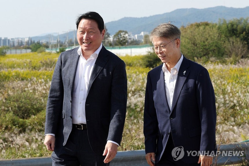 군공항 탄약고 부지 찾은 최태원·민형배 (전남광주=연합뉴스) 민현기 기자 = 최태원 SK그룹 회장과 민형배 전남광주통합특별시장이 9일 오후 전남광주 서구 군공항 부지에서 반도체 산업단지 조성 예정지를 살펴보고 있다.