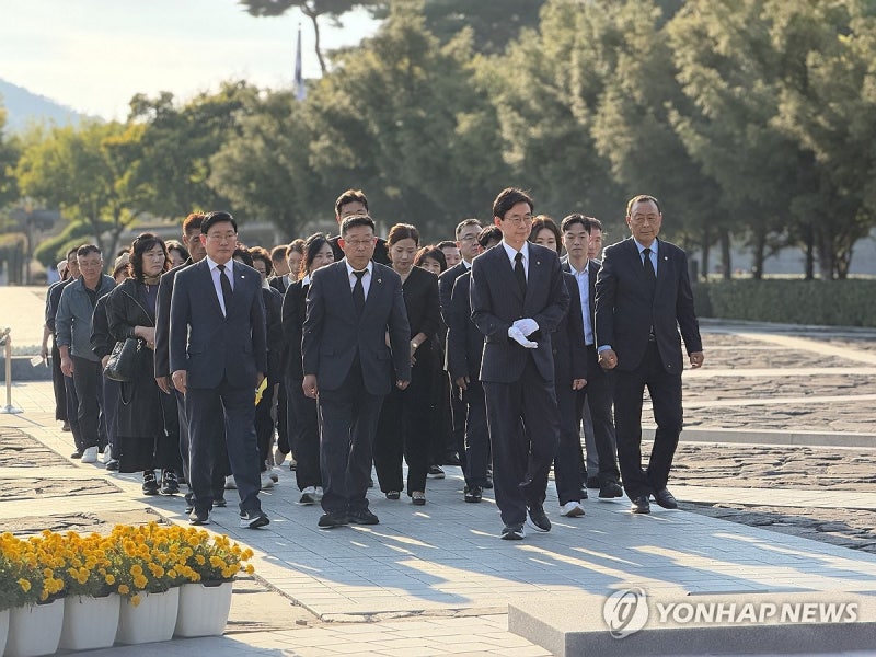 '국힘 당원권 정지' <b>조경태</b>, <b>노무현</b> 前 대통령 <b>묘역 참배</b>