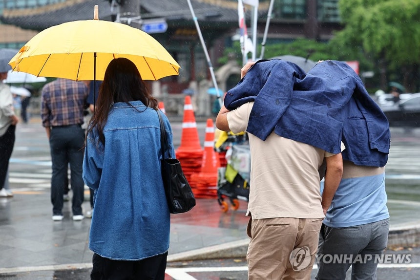 함께 맞는 가을비
[연합뉴스 자료사진]