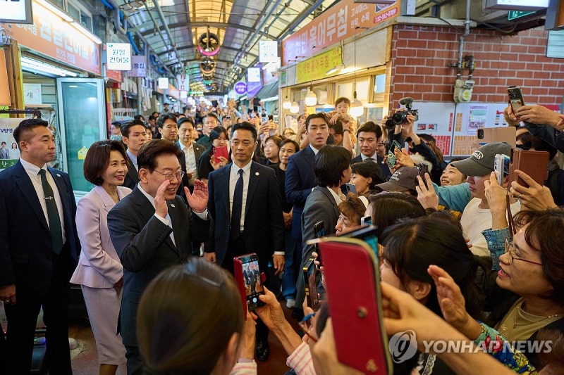 李대통령 "품격·권위 없다 비난하겠지만 <b>SNS 소통</b> 계속할 것"