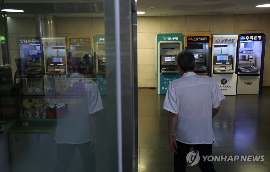 은행 줄줄이 해킹 사고
(서울=연합뉴스) 박동주 기자 = 최근 금융권 해킹 사고가 발생한 가운데 5일 서울 시내 한 건물 내에 설치된 은행 ATM기. 2026.10.5 pdj6635@yna.co.kr