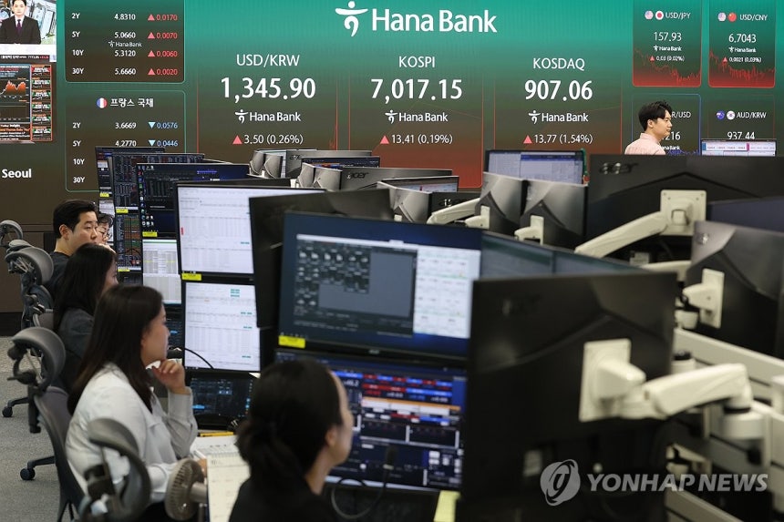 코스닥 1%대 상승 (서울=연합뉴스) 강민지 기자 = 6일 서울 중구 하나은행 본점 딜링룸 전광판에 실시간 코스피와 코스닥,원/달러 환율이 표시되고 있다.이날 오전 9시 2분 현재 코스피는 전장보다 23.60포인