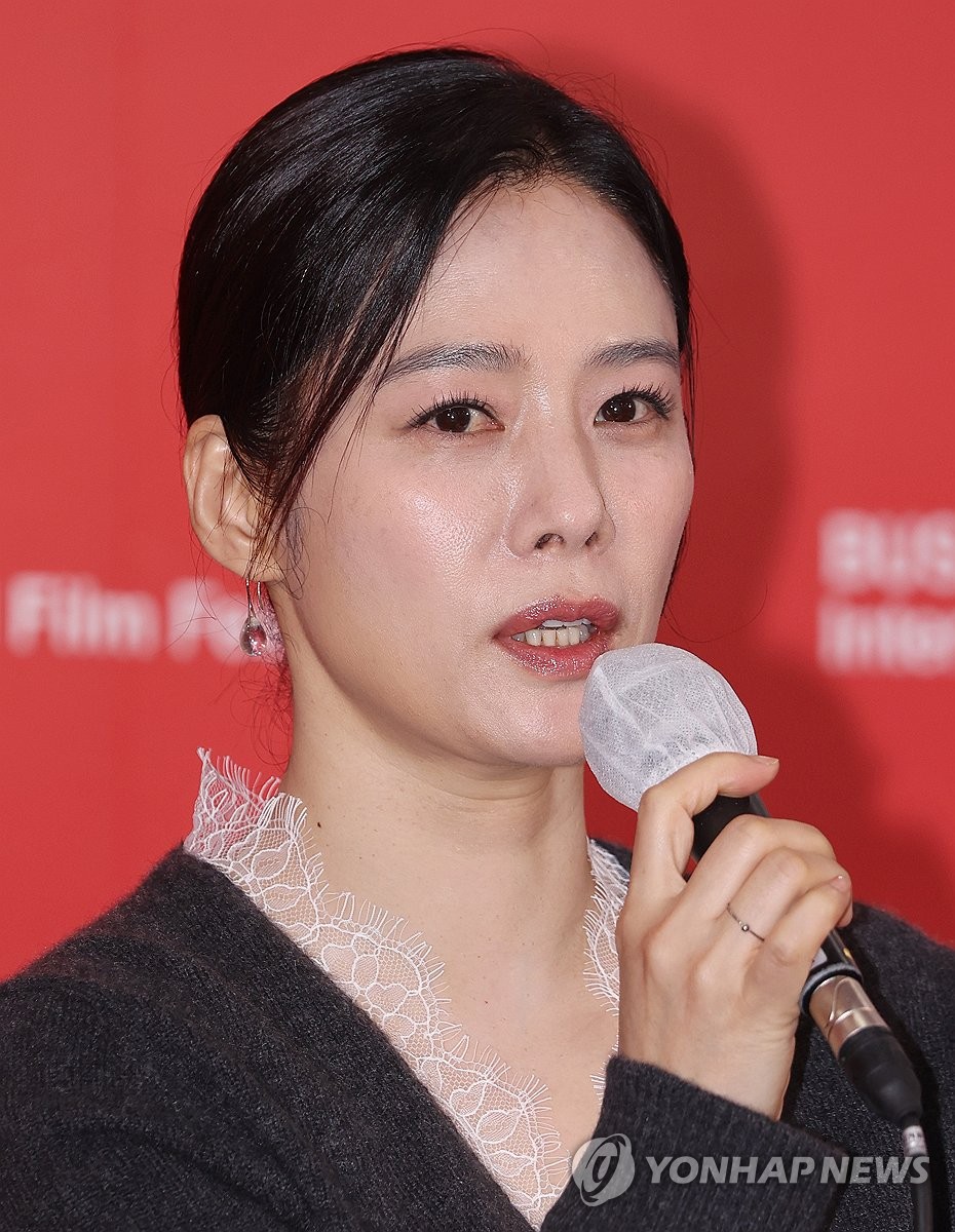 질문에 답하는 <b>김현주</b>