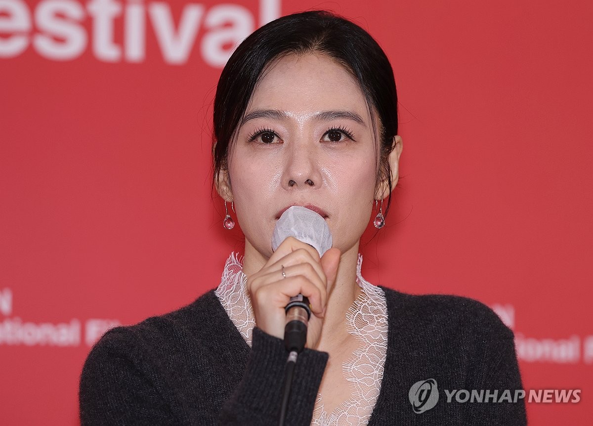 질문에 답하는 <b>김현주</b>