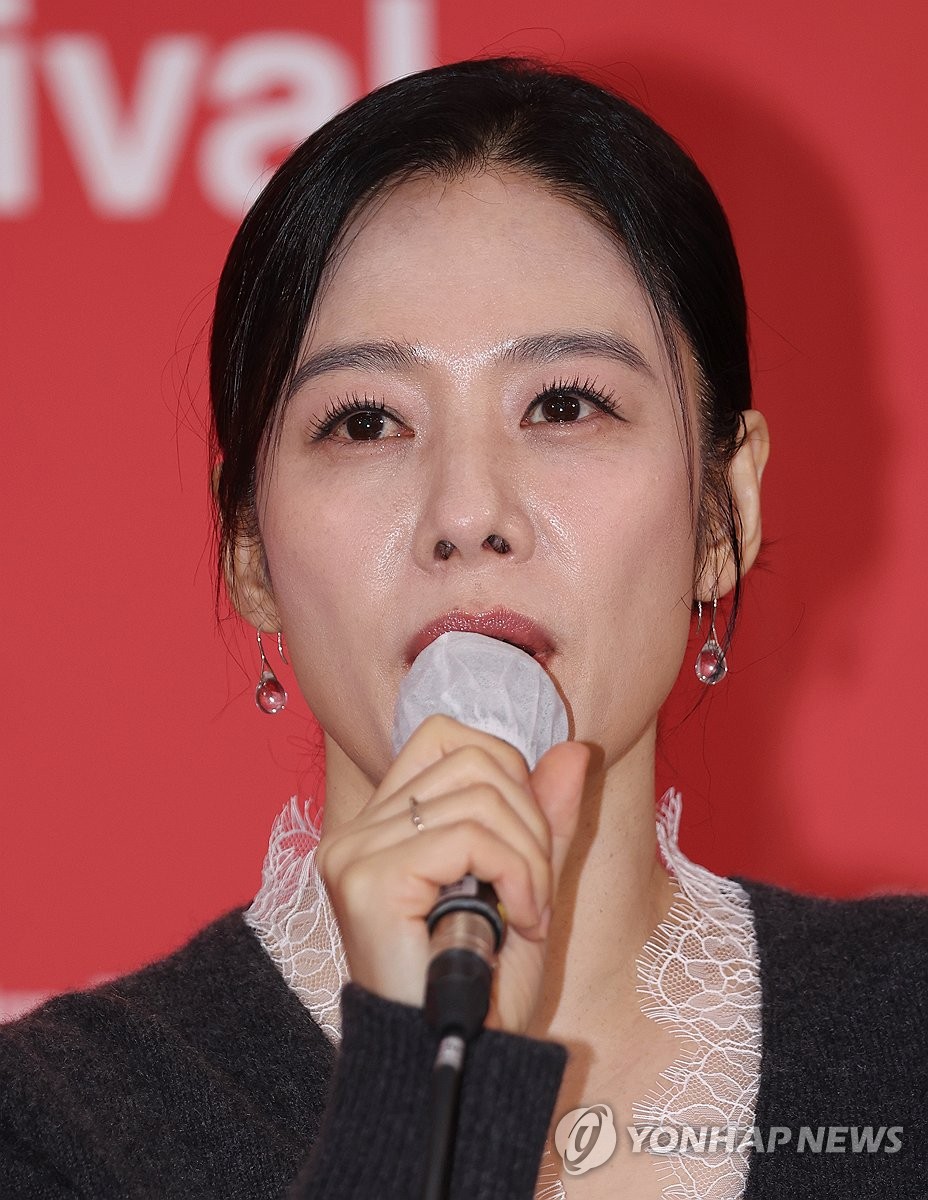 질문에 답하는 <b>김현주</b>