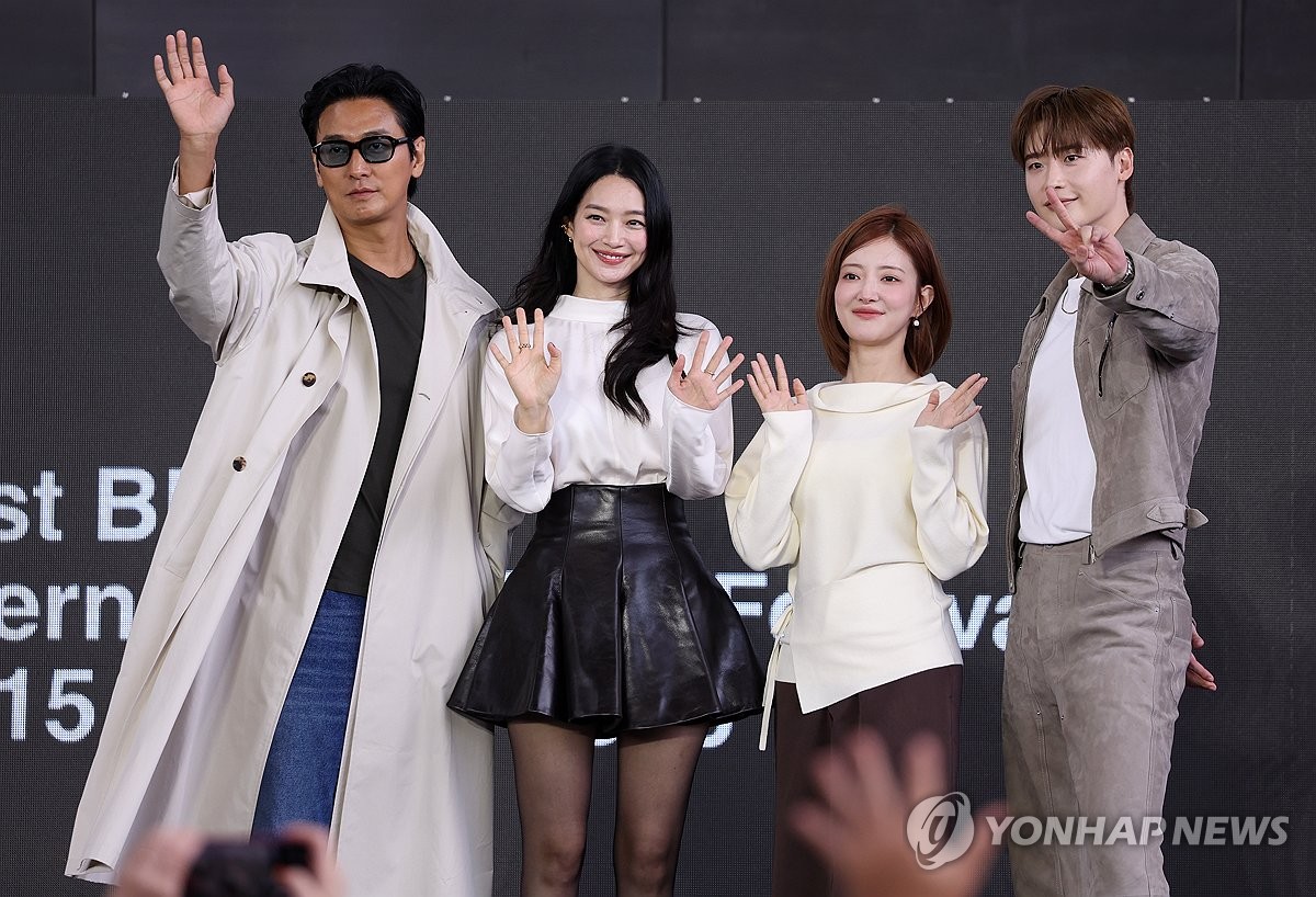 손인사하는 '<b>재혼 황후</b>'팀