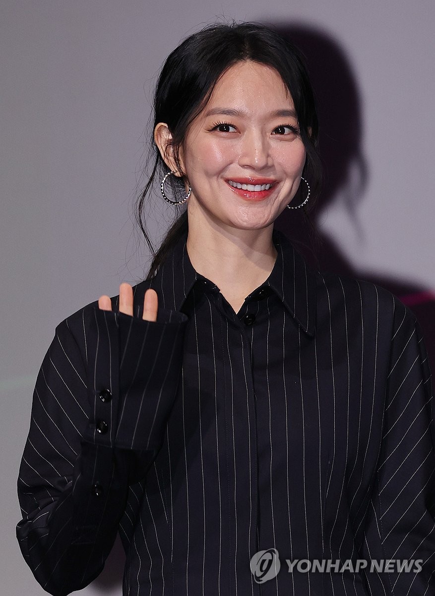 포즈 취하는 <b>신민아</b>