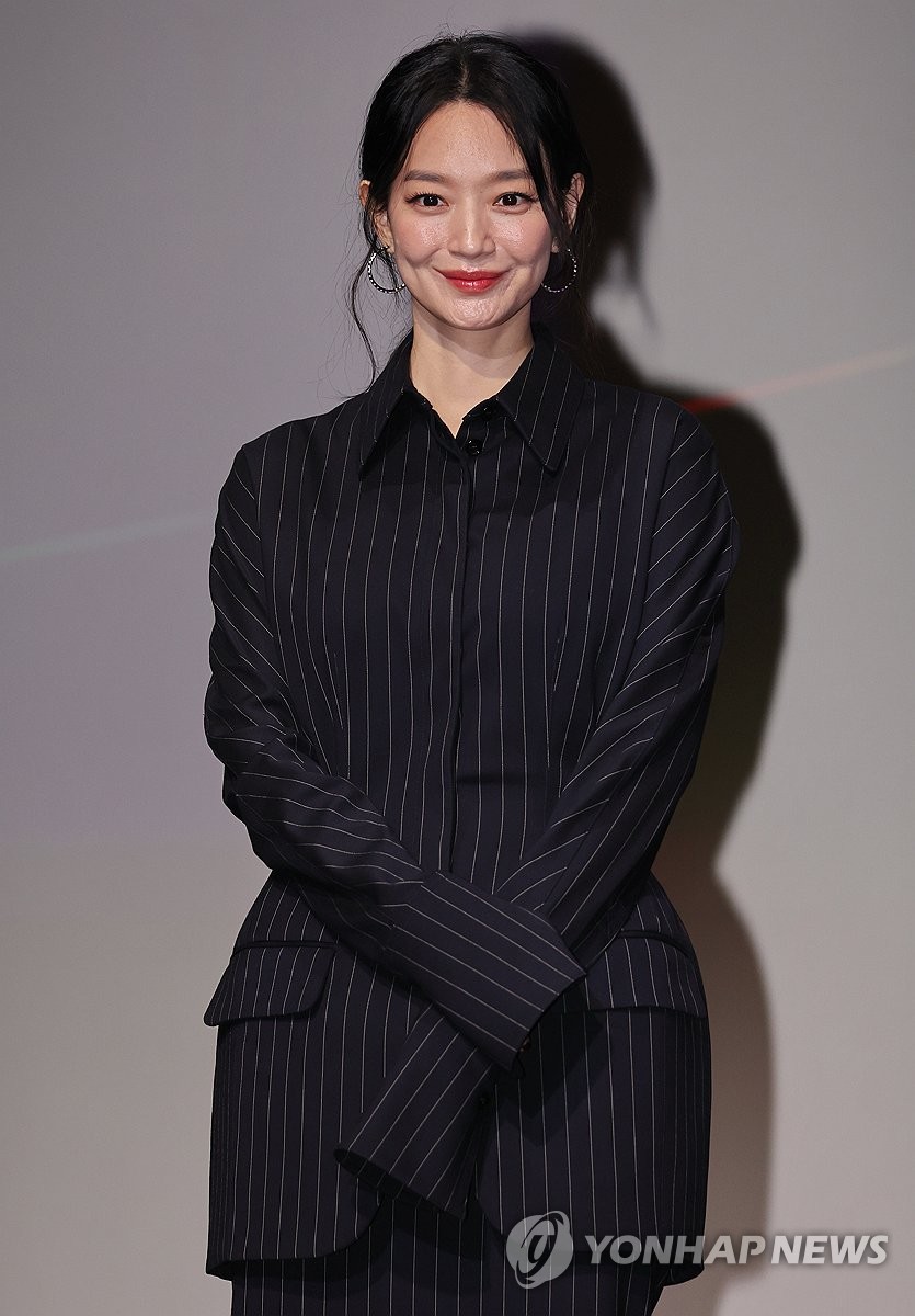 포즈 취하는 <b>신민아</b>