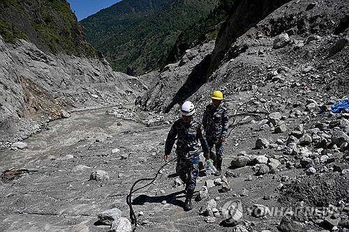 대홍수 현장서 수색활동 중인 네팔 경찰 [AFP=연합뉴스 자료사진.재판매 및 DB 금지]