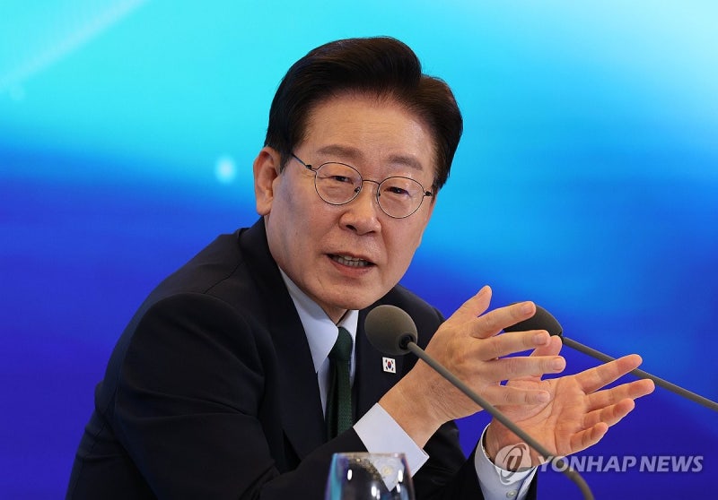 李<b>대통령</b> "욕설계정 <b>차단</b> 당연…좌아하게, 文시절부터 쓰던 말"