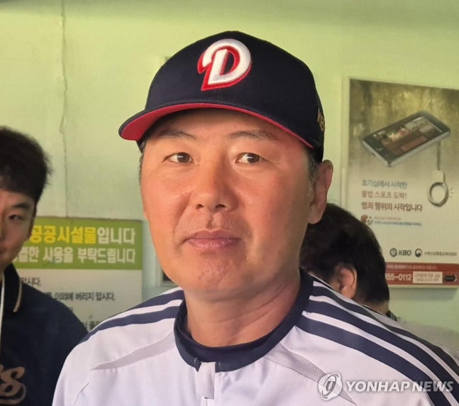 인터뷰하는 김원형 두산 베어스 감독(서울=연합뉴스) 김경윤 기자 = 두산 베어스 김원형 감독이 18일 서울 잠실구장에서 열리는 2026 프로야구 kt wiz와 홈 경기를 앞두고 인터뷰하고 있다. 2026.6.18. cycle@yna.co.kr