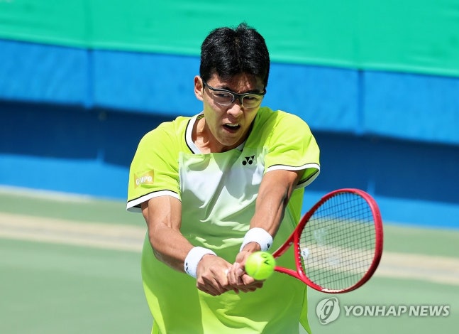 강하게 받아 넘기는 정현(광주=연합뉴스) 조남수 기자 = 21일 광주 남구 진월국제테니스장에서 열린 2026 광주오픈 국제남자 챌린저 투어 테니스대회 단식 32강전에서 대한민국 정현이 대만의 제이슨 정 상대로 백핸드 스트로크하고 있다. 2026.4.21 iso64@yna.co.kr