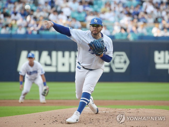 삼성 후라도 '역투'(대구=연합뉴스) 김현태 기자 = 7일 대구 삼성라이온즈파크에서 열린 2026 신한 SOL뱅크 KBO리그 LG 트윈스와 삼성 라이온즈 경기. 1회 초 삼성 선발투수 후라도가 역투하고 있다. 2026.7.7 mtkht@yna.co.kr