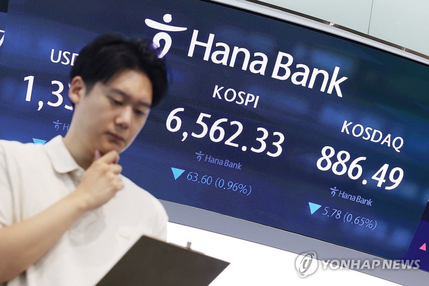 증시 상황은?
(서울=연합뉴스) 김성민 기자 = 12일 서울 중구 하나은행 본점 딜링룸 전광판에 원/달러 환율, 코스피, 코스닥 지수가 표시돼 있다. 2026.10.12 ksm7976@yna.co.kr