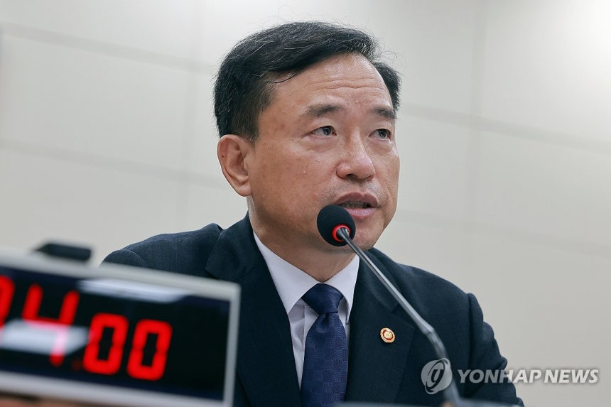 답변하는 김종철 방미통위원장
(서울=연합뉴스) 신현우 기자 = 김종철 방송미디어통신위원장이 12일 국회 과학기술정보방송통신위원회에서 열린 방미통위 등에 대한 국정감사에서 과방위원 질의에 답하고 있다. 2026.10.