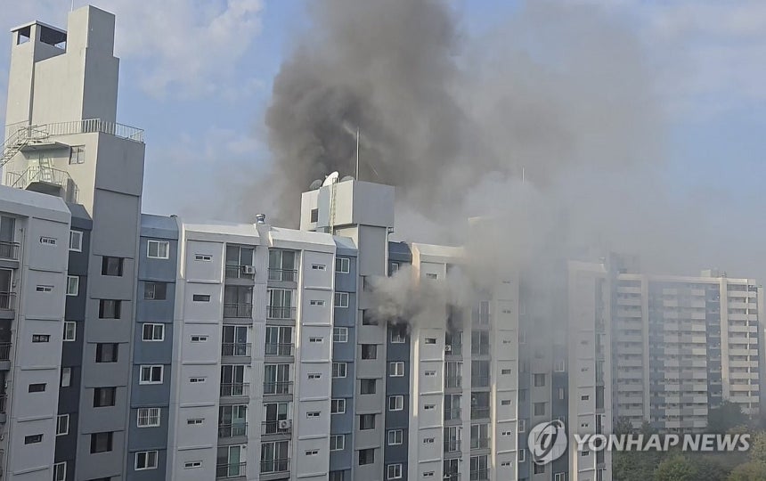 관악구 아파트 13층 화재…전동킥보드 충전 중 발화 추정 (서울=연합뉴스) 12일 오전 서울 관악구 봉천동 한 아파트에서 화재가 발생해 연기가 나고 있다. 화재 발생 후 주민 두 명이 자력으로 대피했고, 이외