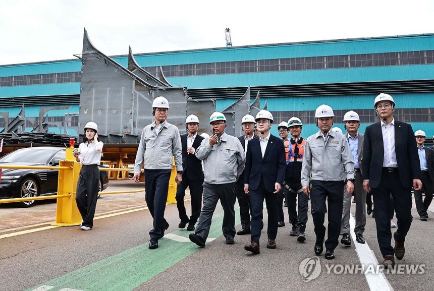 작업 현장 살펴보는 김정관 장관 (서울=연합뉴스) 김정관 산업통상부 장관이 12일 HD현대삼호 영암조선소를 방문해 주요 관계자들과 작업 현장을 살펴보고 있다.2026.10.12 [산업통상부 제공.재판매 및 DB 