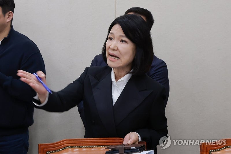 <b>과방위</b> '이진숙 국감 <b>제척</b>안' <b>의결</b>에 항의하는 이진숙 의원
