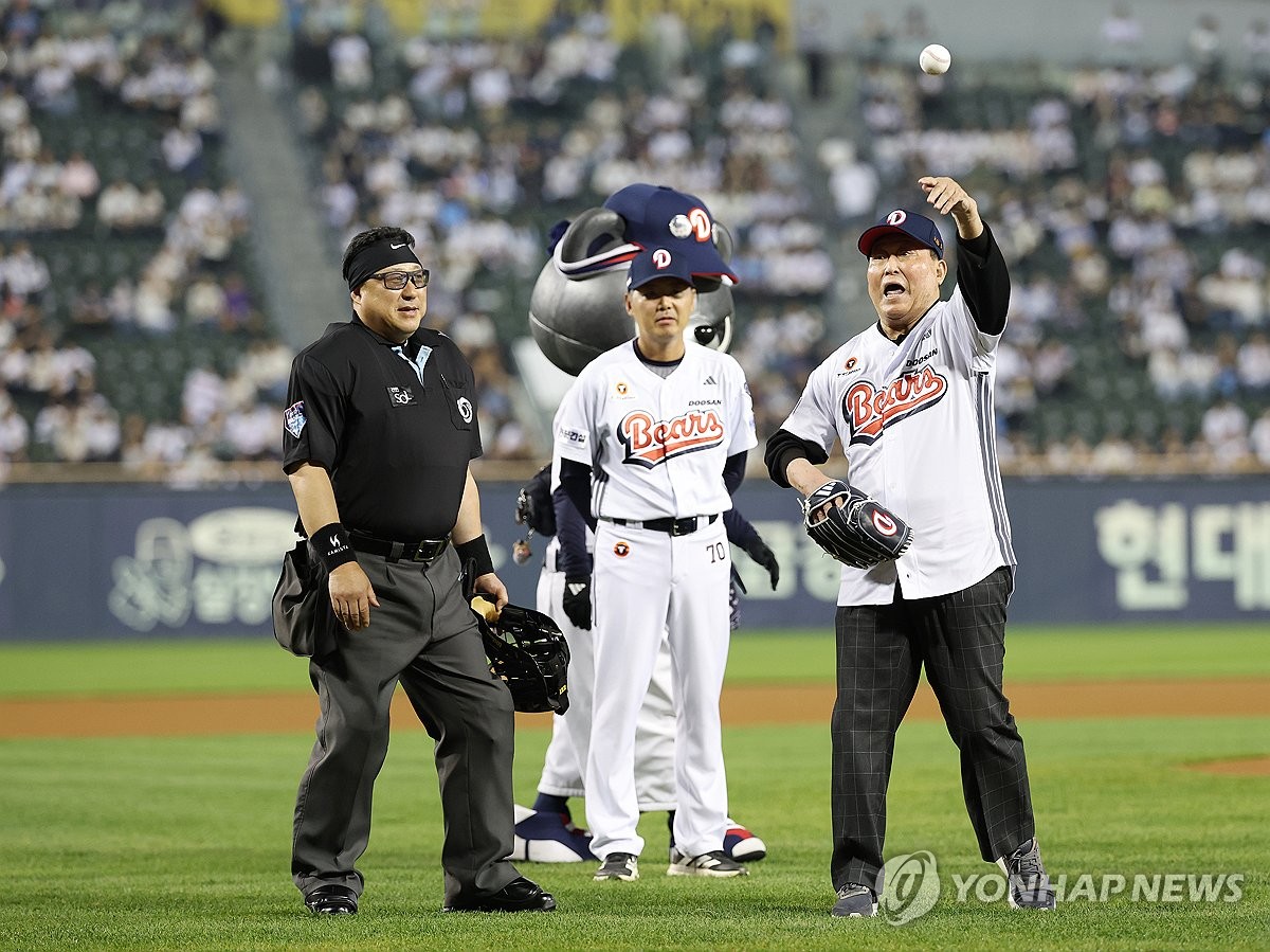 <b>김인식</b>, <b>잠실야구장</b> 정규시즌 최종전 <b>시구</b>