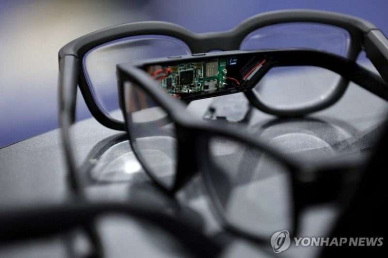 대입 논술시험서 AI<b>안경</b> 쓴 수험생들 적발…시립대 "응시 3년 금지"
