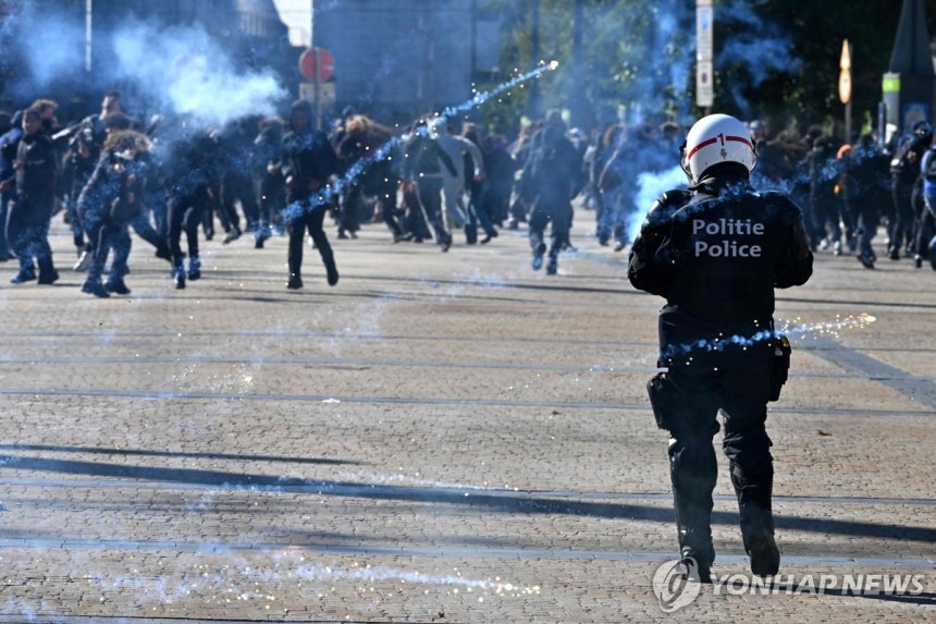 12일 브뤼셀서 벌어진 청년들 시위 [AFP=연합뉴스 자료사진.재판매 및 DB 금지]