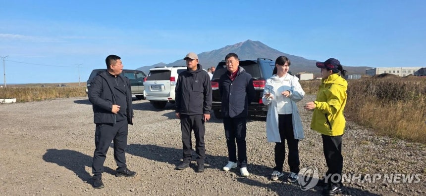13일(현지시간) 러시아 쿠릴열도 이투루프섬 찾은 중국 대표단 [러시아 사할린주 정부 제공,AFP=연합뉴스.재판매 및 DB 금지]
