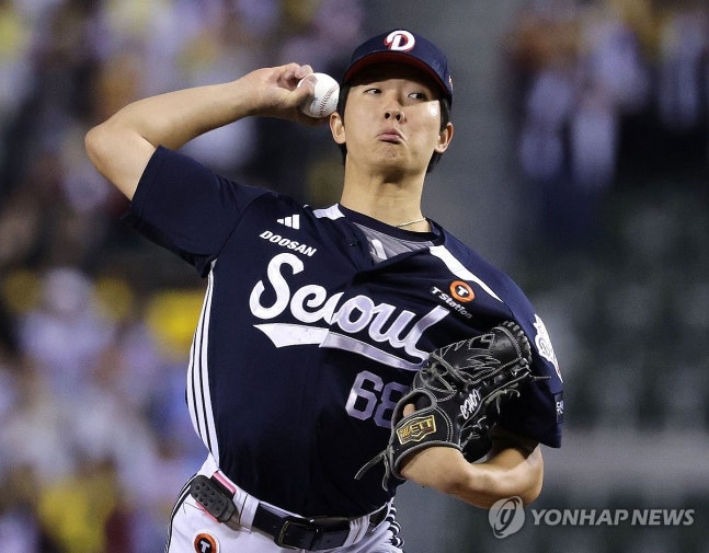 역투하는 최민석(서울=연합뉴스) 류영석 기자 = 7일 서울 잠실야구장에서 열린 프로야구 KBO리그 두산 베어스와 LG 트윈스의 경기. 1회말 두산 선발 투수 최민석이 역투하고 있다. 2026.10.7 ondol@yna.co.kr