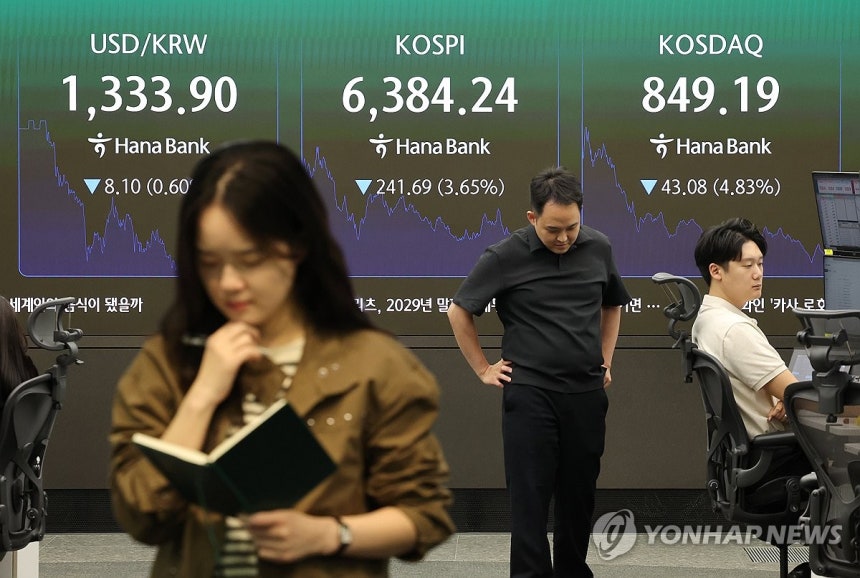 코스피, 삼전 역대급 실적에도 급락 마감
(서울=연합뉴스) 김주형 기자 = 12일 서울 중구 하나은행 본점 딜링룸 현황판에 코스피 등이 표시되고 있다. 
    코스피는 전장보다 241.69포인트(3.65%) 내린 