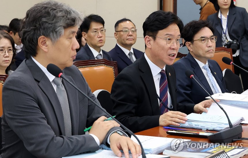 국감 답변하는 김영훈 고용노동부 장관 (서울=연합뉴스) 배재만 기자 = 김영훈 고용노동부 장관이 13일 국회에서 열린 기후에너지환경노동위원회 국정감사에서 위원 질문에 답하고 있다.2026.10.13 scoop@yn