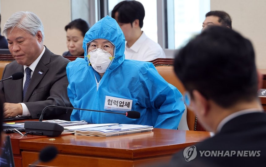정혜경,<a href="?ID=3077.html">안전 슬롯 사이트 더블유 놀이터</a>"반도체 협력업체 비정규직 노동자의 방진복" (서울=연합뉴스) 배재만 기자 = 진보당 정혜경 의원이 13일 국회에서 열린 기후에너지환경노동위원회의 고용노동부에 대한 국정감사에서 반도체 협력업체 비정규직 노동