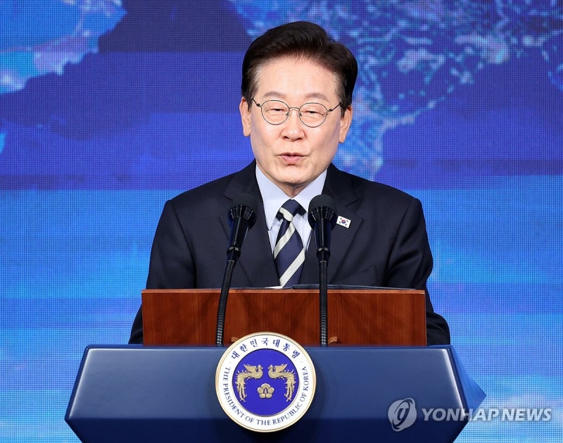 李대통령 "국제사회 제재 지키며 <b>북극항로</b> 대비"…3대 원칙 제시