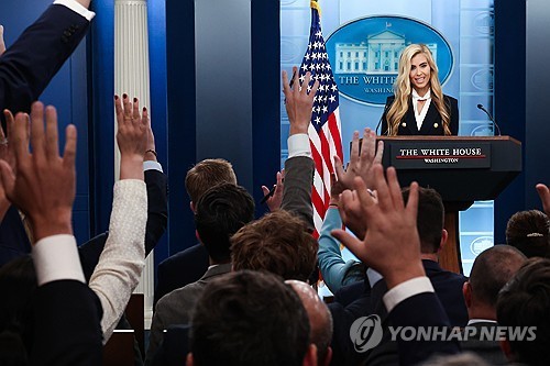 첫 브리핑하는 케이티 재커라이어 백악관 신임 대변인 [EPA=연합뉴스.재판매 및 DB 금지]