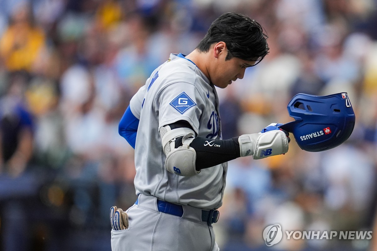 다저스 감독 "<b>오타니</b> 3차전도 출전"…선발 제외 가능성 일축(종합)