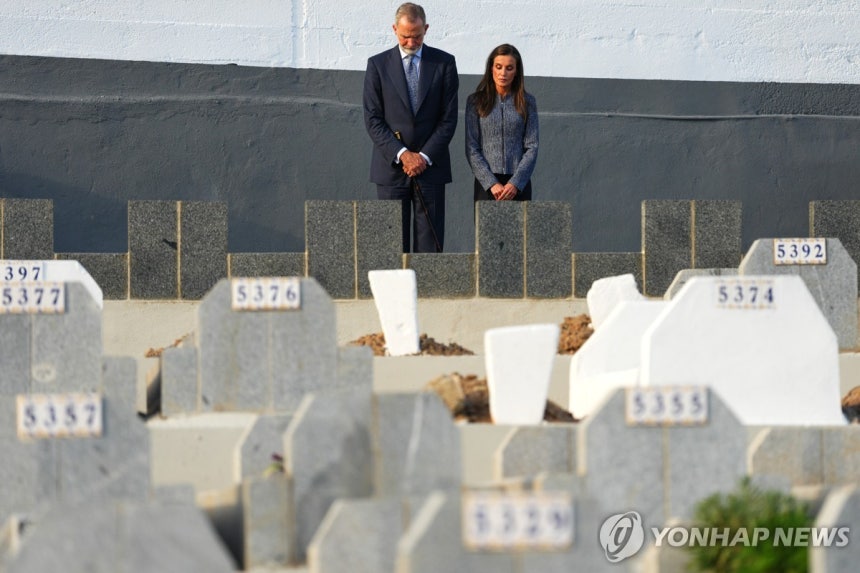 APTOPIX Spain Royals Ceuta Visit
세우타에 들어오려다 숨진 이주민들을 추모하는
펠리페 6세 스페인 국왕과 레시티아 왕비 [AP=연합뉴스. 재판매 및 DB 금지]