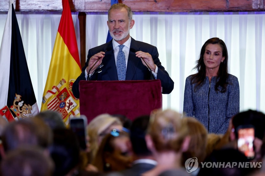 SPAIN ROYAL VISIT
13일(현지시간) 북아프리카의 스페인 영토인 세우타를 방문한 펠리페 6세 스페인 국왕 부부 [EPA=연합뉴스. 재판매 및 DB 금지]