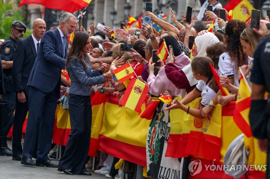 MIGRATION-EUROPE/SPAIN-CEUTA-ROYALS
13일(현지시간) 세우타에 도착한 스페인 국왕 부부를 환영하는 주민들 [로이터=연합뉴스. 재판매 및 DB 금지]