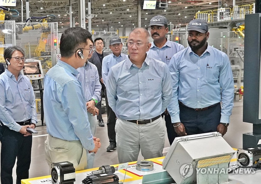 지난 1월 기아 인도 아난타푸르공장 생산 라인 점검하는 정의선 회장
[현대차그룹 제공. 재판매 및 DB 금지] photo@yna.co.kr