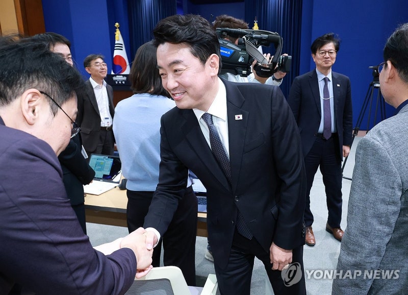 <b>청와대</b> 떠나는 <b>강훈식</b>…"李정부 성공 일념으로 499일 분투"