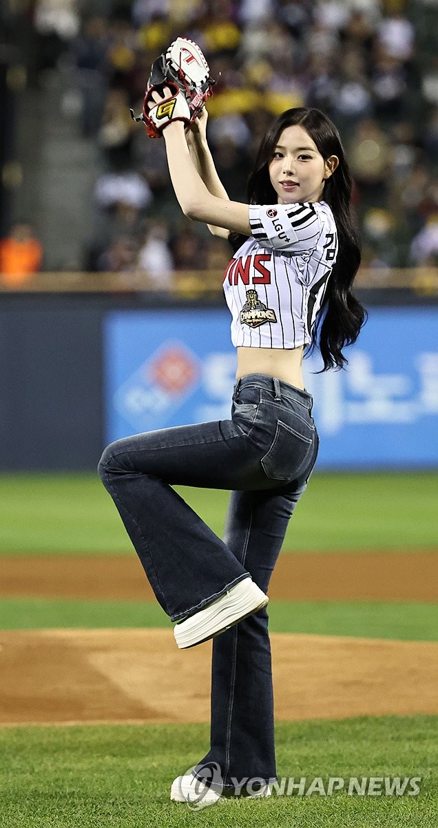 WC 1차전 <b>시구</b>하는 <b>김채연</b>