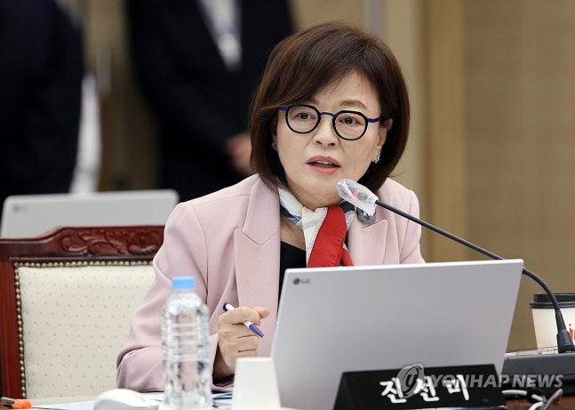 질의하는 진선미 의원(전주=연합뉴스) 정경재 기자 = 더불어민주당 진선미 의원이 22일 전북대에서 열린 국회 교육위원회 국정감사에서 질의하고 있다. 2025.10.22 jaya@yna.co.kr